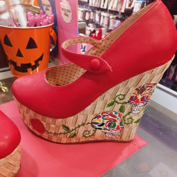Bettie Page sugar skull platforms. - Picture 8 of 10